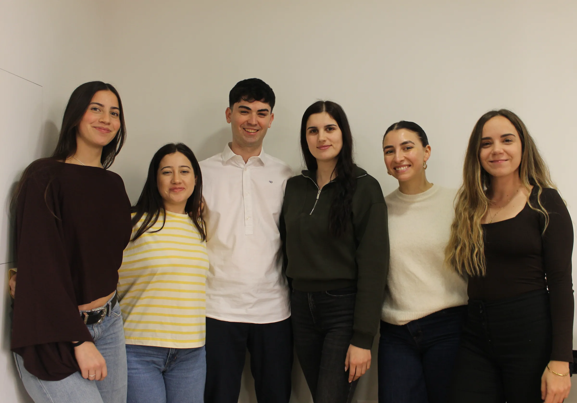 Equipo de Blum posando en la oficina